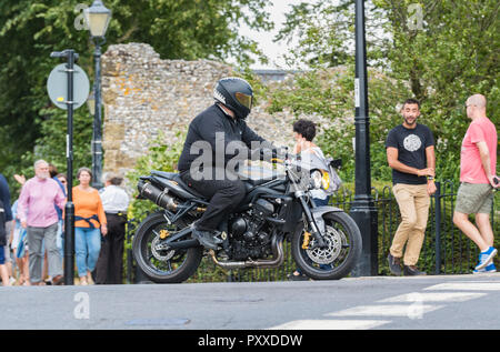 Il sovrappeso uomo su un motociclo trionfo nel Regno Unito. Fat Man in sella moto. Foto Stock