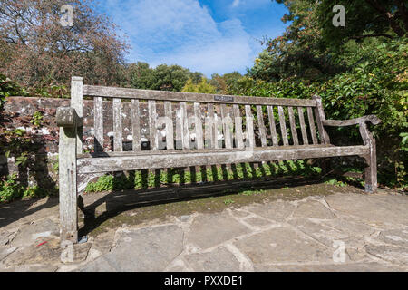 Panca di legno in un parco con nessuno seduto su di essa nel Regno Unito. Foto Stock