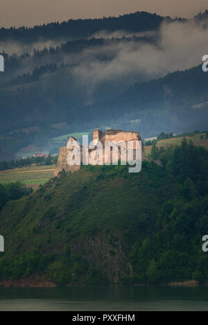 Castello medievale in Niedzica sul sud della Polonia con il lago Czorsztyn intorno a. Foto Stock