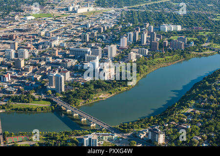 Vista aerea della città di Saskatoon e a sud del Fiume Saskatchewan. Foto Stock