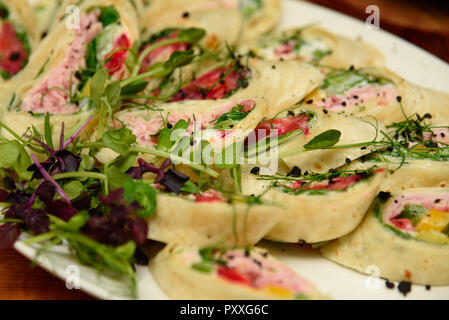 Avvolgere il tonno panini con spinaci e verdure sulla piastra. Foto Stock