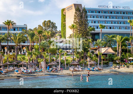 KYRENIA, Cipro - Agosto 10, 2018: vista del lungomare alberghi e turisti sulla spiaggia. Foto Stock