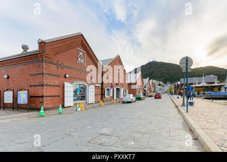 Hakodate,Giappone- Ott 9,2018 :La storica red-brick warehouse business è il primo magazzino commerciale in situato a bay area. Hakodate city è th Foto Stock