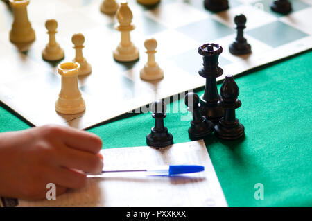 Gentile giochi in un locale Club di Scacchi Foto Stock