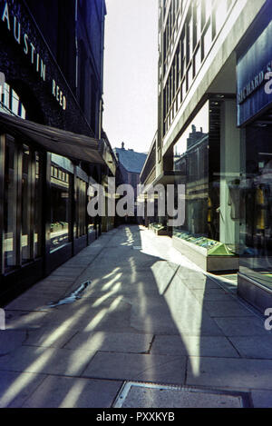 Austin Reed store sulla Cappella a piedi, Fargate, Sheffield nel giugno 1968 Foto Stock