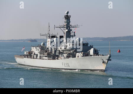 La Royal Navy tipo 23 fregata HMS Montrose arriva a Portsmouth, nel Regno Unito il 25 Luglio 2018 Foto Stock