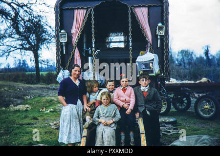 Immagine di un Romany famiglia zingara prese negli anni cinquanta Foto Stock