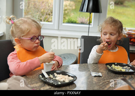 Twin toddlers mangiare Foto Stock