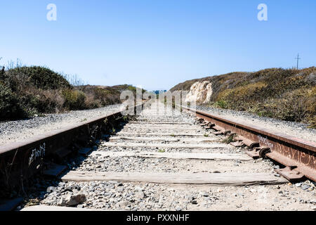 Vecchio abbandonato i binari della ferrovia nei pressi di Bonny Doon, CALIFORNIA, STATI UNITI D'AMERICA Foto Stock