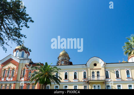 New Athos, Abkhazia-July 29, 2014: l'architettura dell'antico monastero contro il cielo blu. Foto Stock