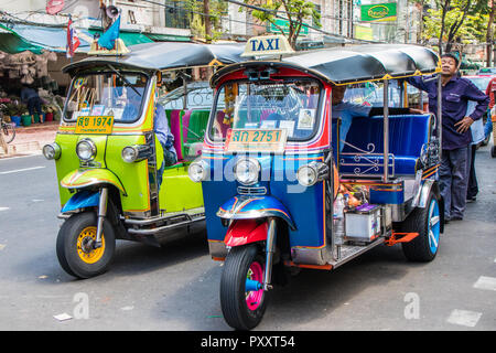 Bangkok, Tailandia - 26 Settembre 2018: Tuk tuks e ai loro conducenti attendere per attività al di fuori del mercato dei fiori. I veicoli sono utilizzati principalmente dai turisti. Foto Stock