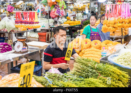 Bangkok, Tailandia - 26 Settembre 2018: Fornitori nel Pak Khlong Talat il mercato dei fiori. Molti ghirlande sono fatte qui. Foto Stock