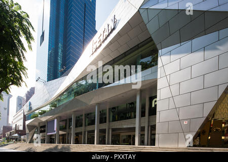 La facciata della Wisma Atria shopping mall lungo la Orchard Road, Singapore. Foto Stock