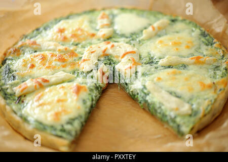 In casa gli spinaci Quiche crostata con mozzarella Foto Stock