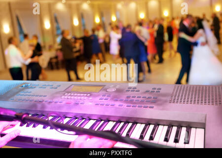 Coppie danzanti durante il party evento o celebrazione di matrimonio Foto Stock