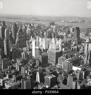 Degli anni Cinquanta, storico vista sui grattacieli e alto-aumento edifici di Manhatana e la città di New York, New York, Stati Uniti d'America. Foto Stock