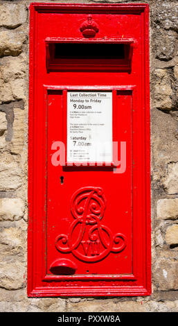 Un elaborato Monarchical insegne su un Edwardian casella postale a Stamford, Lincolnshire, Regno Unito Foto Stock
