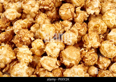 Caramello popcorn texture, foto in studio. Foto Stock