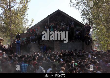 Anantnag, India. 24 ott 2018. Migliaia di persone in lutto ha partecipato negli ultimi riti di studioso girato Hizb ribelle Sabzar Dr Ah Sofi al suo villaggio natale Sangam Anantnag. Credito: Muneeb Ul Islam/Pacific Press/Alamy Live News Foto Stock