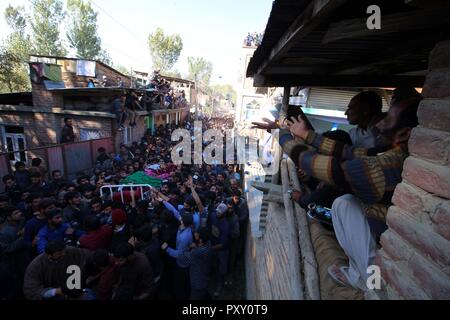 Anantnag, India. 24 ott 2018. Migliaia di persone in lutto ha partecipato negli ultimi riti di studioso girato Hizb ribelle Sabzar Dr Ah Sofi al suo villaggio natale Sangam Anantnag. Credito: Muneeb Ul Islam/Pacific Press/Alamy Live News Foto Stock