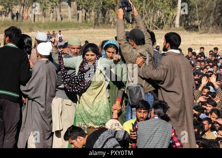 Anantnag, India. 24 ott 2018. Migliaia di persone in lutto ha partecipato negli ultimi riti di studioso girato Hizb ribelle Sabzar Dr Ah Sofi al suo villaggio natale Sangam Anantnag. Credito: Muneeb Ul Islam/Pacific Press/Alamy Live News Foto Stock