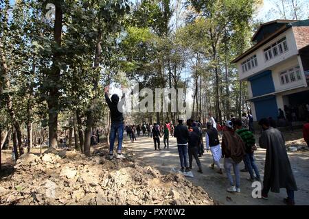 Anantnag, India. 24 ott 2018. Pesanti scontri scoppiati tra i giovani e le forze di sicurezza a Sangam per protestare contro l uccisione di PHD Dr ribelle Subzar Ahmad che è stato ucciso durante l incontro a Nowgam Srinagar. Credito: Muneeb Ul Islam/Pacific Press/Alamy Live News Foto Stock