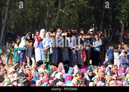 Anantnag, India. 24 ott 2018. Migliaia di persone in lutto ha partecipato negli ultimi riti di studioso girato Hizb ribelle Sabzar Dr Ah Sofi al suo villaggio natale Sangam Anantnag. Credito: Muneeb Ul Islam/Pacific Press/Alamy Live News Foto Stock