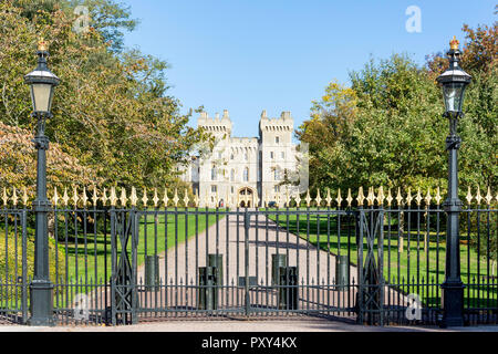 Il Castello di Windsor e dalla lunga passeggiata, Windsor, Berkshire, Inghilterra, Regno Unito Foto Stock