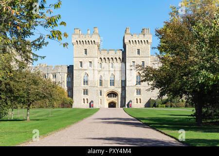 Il Castello di Windsor e dalla lunga passeggiata, Windsor, Berkshire, Inghilterra, Regno Unito Foto Stock