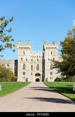 Il Castello di Windsor e dalla lunga passeggiata, Windsor, Berkshire, Inghilterra, Regno Unito Foto Stock