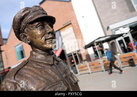 Hereford, England, Regno Unito - statua di bronzo di WW1 soldato eroe Allan Leonard Lewis VC situato nel vecchio mercato area dello shopping dallo scultore Jemma Pearson Foto Stock