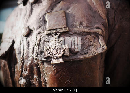 Victoria Cross medal sulla scultura in bronzo della prima guerra mondiale ( WW1 ) soldato Allan Leonard Lewis in Hereford, England Regno Unito 2018 Foto Stock