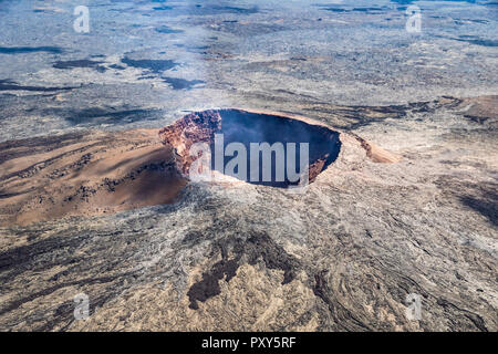 Vista aerea della PUU Ooo cono vulcanico sulla Big Island delle Hawaii. I gas vulcanici può essere visto sfuggire dal cratere. Foto Stock