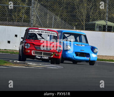 Steve Platts, cantante camosci, Chris Glaister, Ford Anglia 105E, HSCC, HRSR, Storico Touring Cars, Silverstone Finals gara storica riunione, Silversto Foto Stock