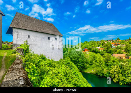 Vista panoramica al meraviglioso paesaggio colorato nella città vecchia Ozalj, Croazia centrale destinazioni di viaggio. Foto Stock