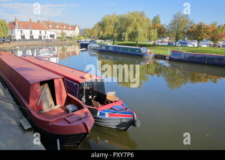Il Riverside in autunno con chiatte ormeggiate sul grande fiume Ouse e case tradizionali, Ely, Cambridgeshire, Norfolk, Regno Unito Foto Stock