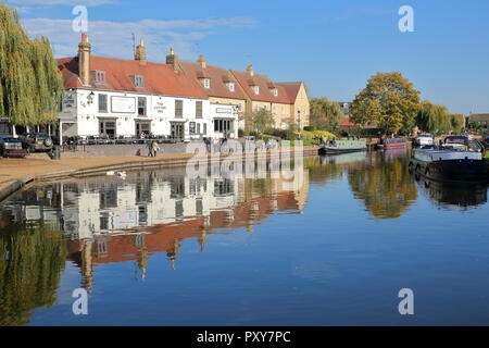 ELY, Regno Unito - 20 ottobre 2018: Il Riverside in autunno con chiatte ormeggiate sul grande fiume Ouse e case tradizionali Foto Stock
