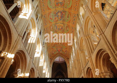 ELY, Regno Unito - 20 ottobre 2018: un ampio angolo di visione dell'interno della cattedrale con archi e il soffitto dipinto della navata centrale Foto Stock