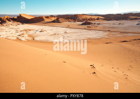 La strada attraverso la Valle della Luna, il Deserto di Atacama, Cile Foto Stock