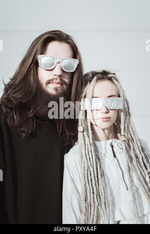 Il futuristico coppia giovane con sfumature metalliche Foto Stock