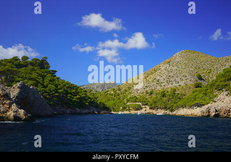 Pittoresca Cala Murta Bay nel nord di Mallorca, Formentor penisola, Pollensa, Maiorca, isole Baleari, Spagna. Foto Stock