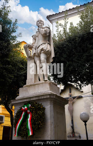 Sorrento è una piccola città della Campania, Italia.Questa statua è dell'Italia Shakespeare che fu il poeta Torquato Tasso nato a Sorrento Foto Stock