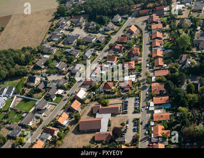 Vista aerea di un sobborgo tedesco con due strade e tante piccole case per famiglie, fotografata da un girocottero Foto Stock