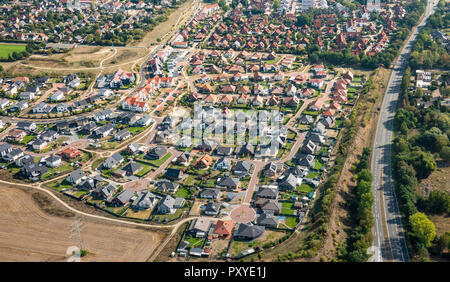 Vista aerea di un sobborgo tedesco con strade e tante piccole case per famiglie, fotografata da un girocottero Foto Stock