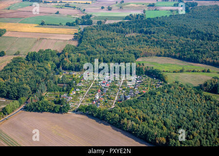 Vista aerea di una colonia di riparto giardini nel centro di seminativi tra boschi di piccole dimensioni Foto Stock