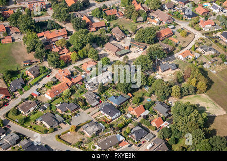 Vista aerea di un sobborgo tedesco con due strade e tante piccole case per famiglie, fotografata da un girocottero Foto Stock