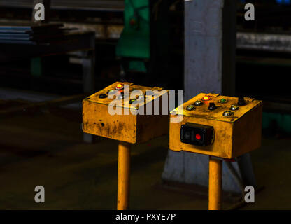 Giallo vintage vecchio quadro elettrico di comando con pulsanti per avviare le macchine in officina per la produzione di grandi strutture in metallo. Industrial Foto Stock