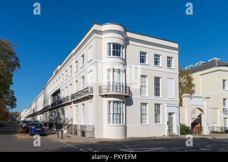 Casa di estremità di una lunga fila di smart white regency case in Montpellier Spa Road, Cheltenham, Gloucestershire Foto Stock