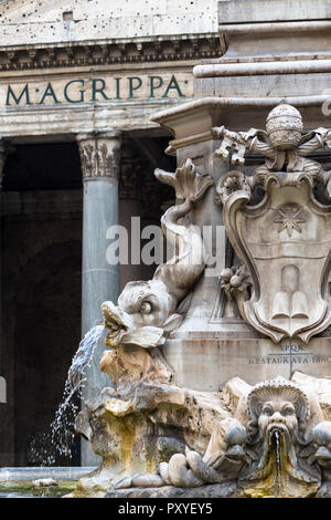 La Fontana del Pantheon fu commissionata da papa Gregorio XIII e si trova in Piazza della Rotonda, Roma, di fronte al Pantheon romano. Roma. Foto Stock