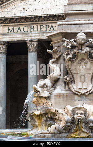 La Fontana del Pantheon fu commissionata da papa Gregorio XIII e si trova in Piazza della Rotonda, Roma, di fronte al Pantheon romano. Roma. Foto Stock